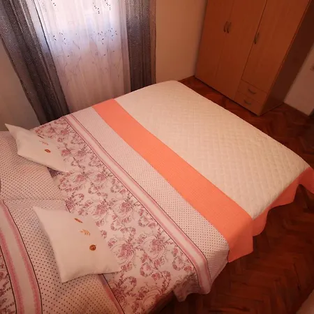 Kety Beautiful 100 Meters To The Apartman